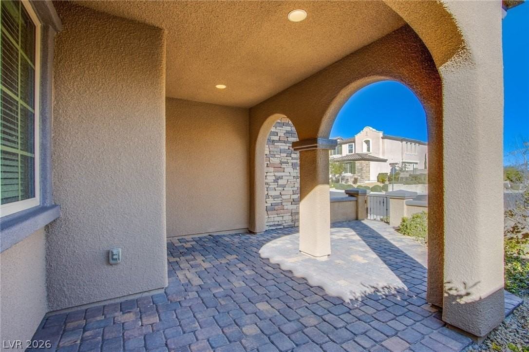 729 Catalina Aisle St - Photo 3 of 48