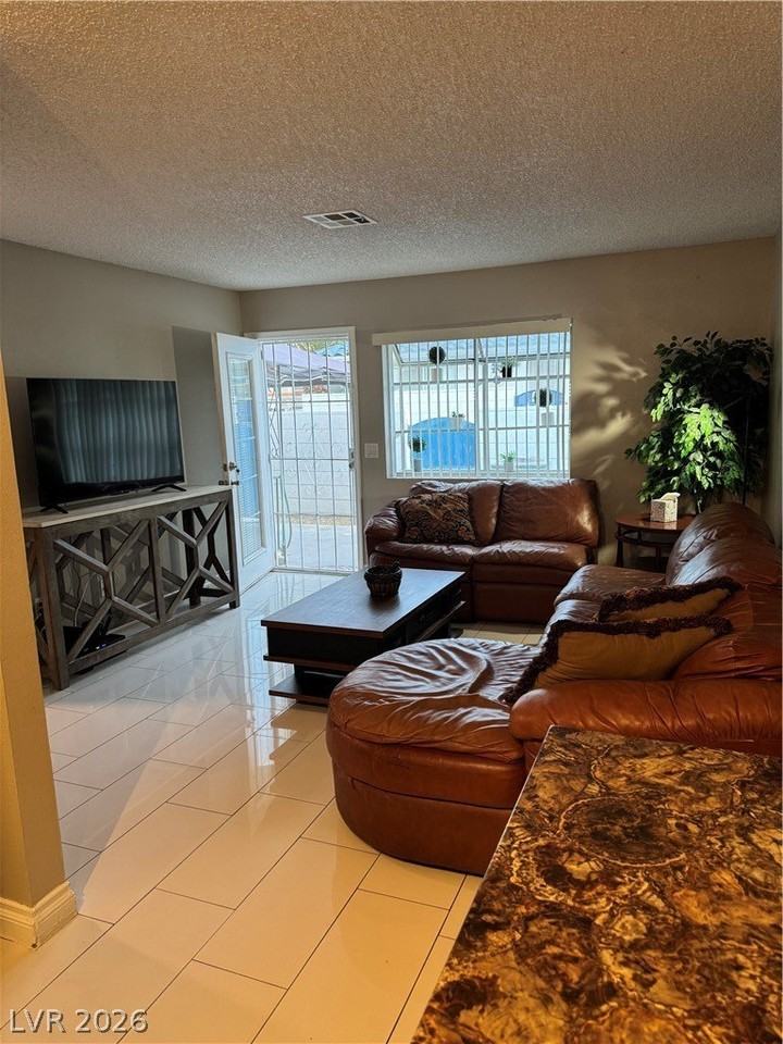 2137 Petersham Ct #D - Photo 2 of 4