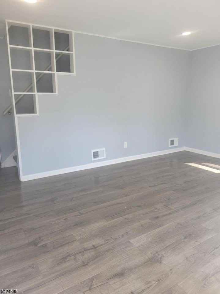 565 Hunter Ave - Photo 2 of 17