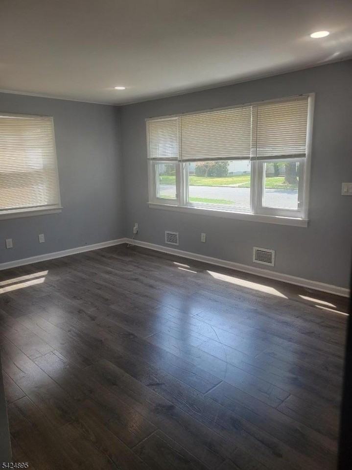 565 Hunter Ave - Photo 3 of 17