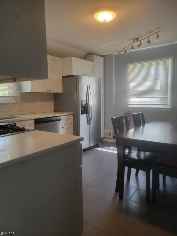 565 Hunter Ave - Photo 4 of 17