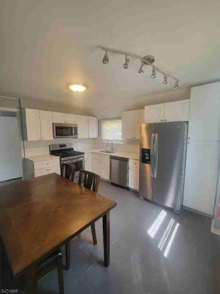 565 Hunter Ave - Photo 5 of 17