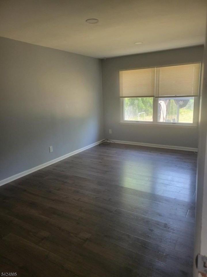 565 Hunter Ave - Photo 7 of 17