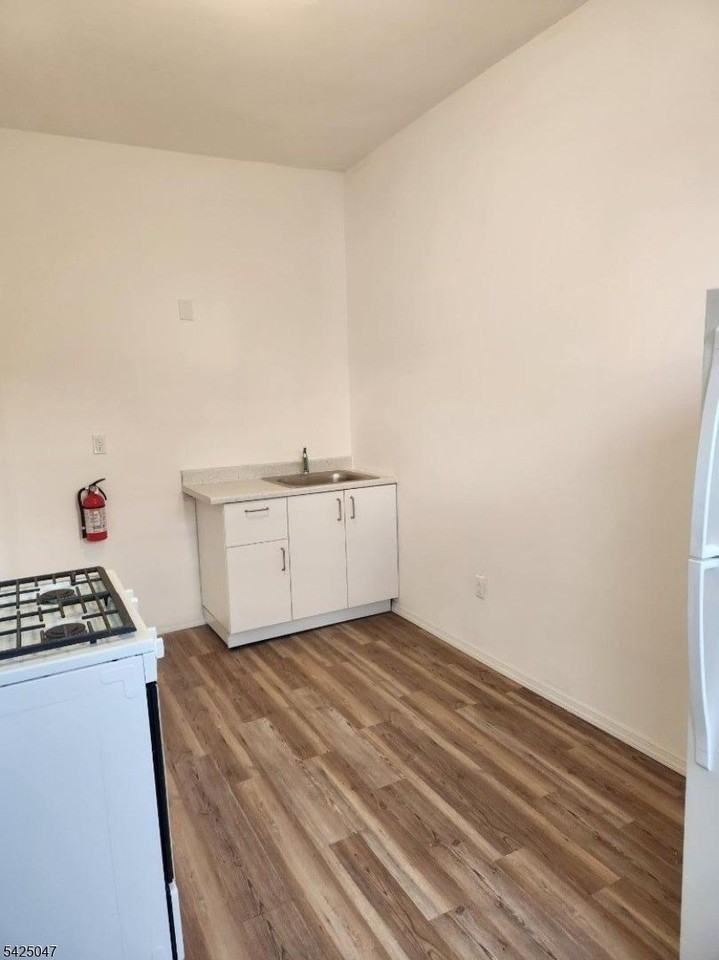 42 Duer Pl #2 - Photo 4 of 12