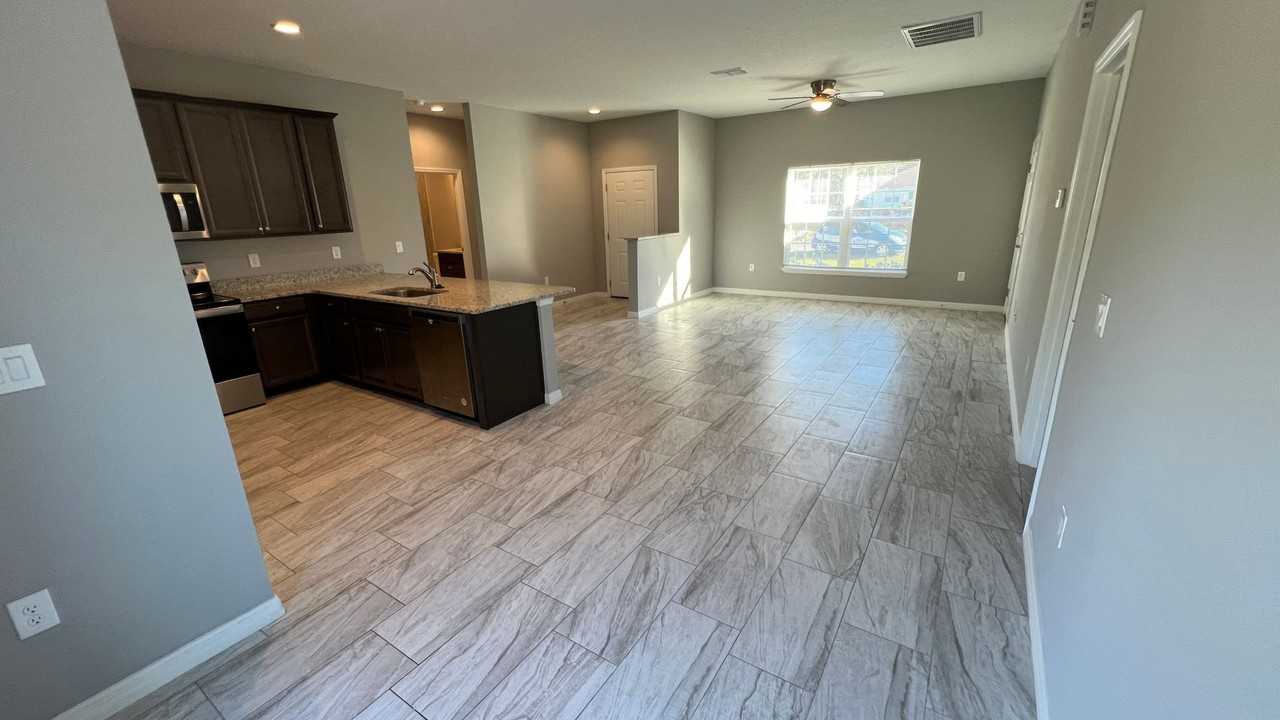 1543 Welland St Se - Photo 5 of 35