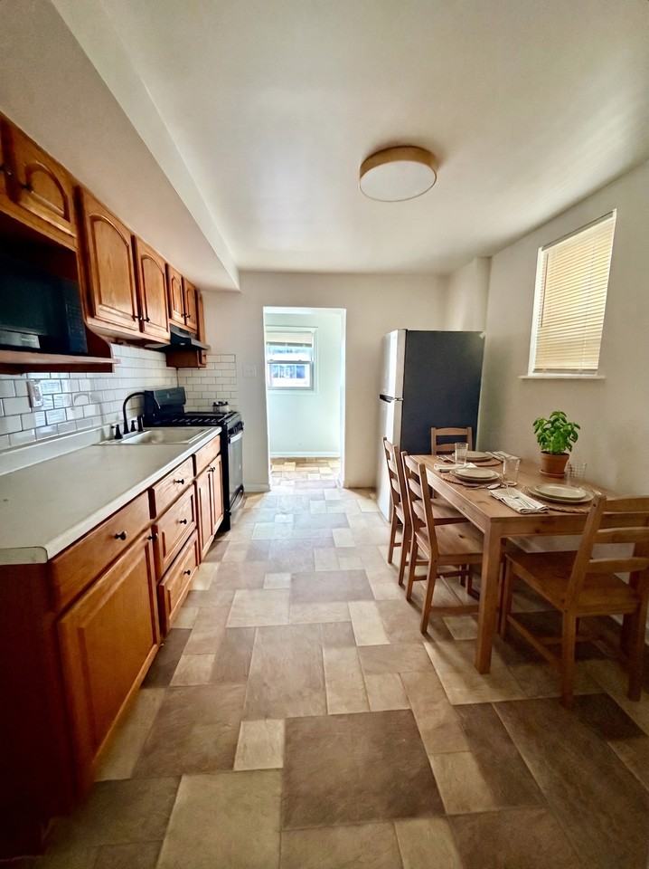 2084 E Pacific St - Photo 3 of 18