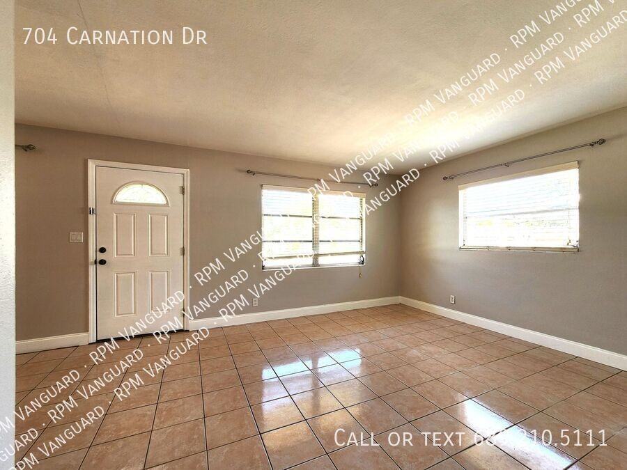 704 Carnation Dr - Photo 2 of 15