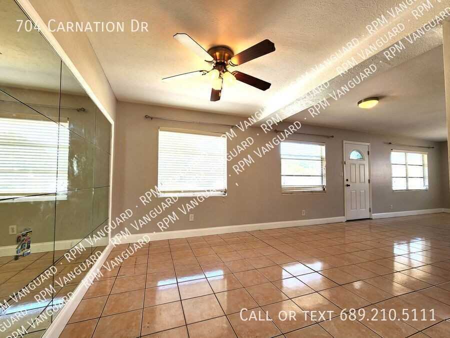 704 Carnation Dr - Photo 3 of 15