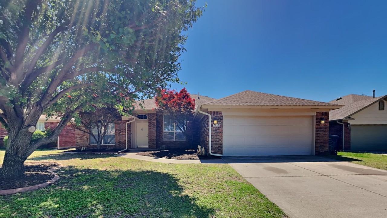 2212 Sw 141st Pl - Photo 2 of 26