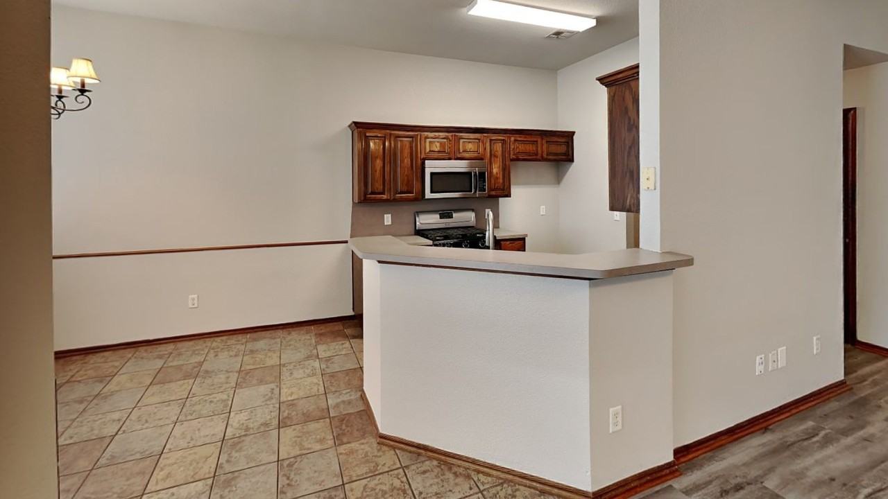 2212 Sw 141st Pl - Photo 7 of 26