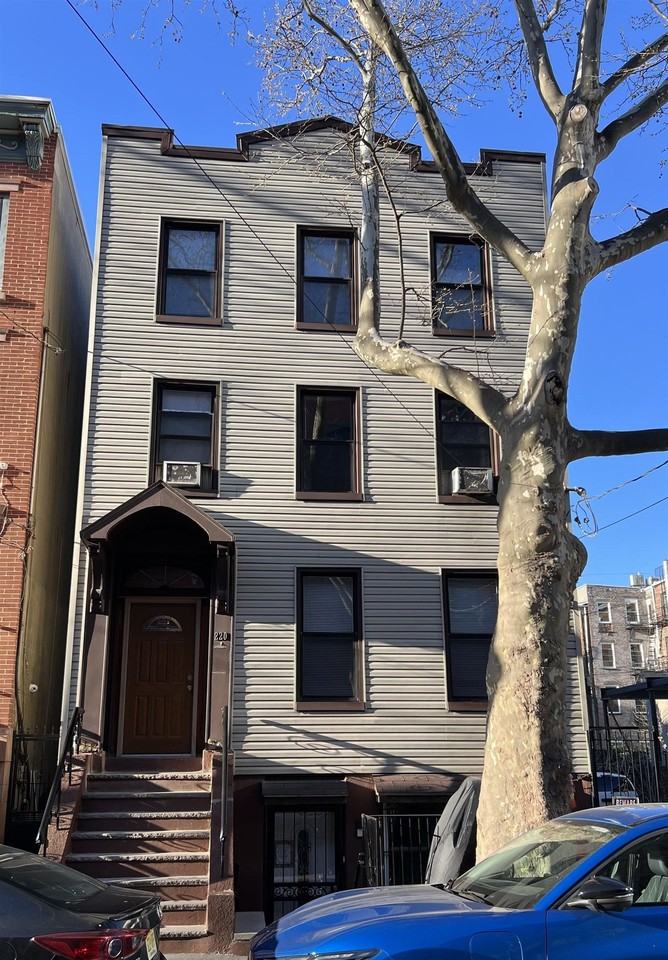 220 Bay St - Photo 2 of 17