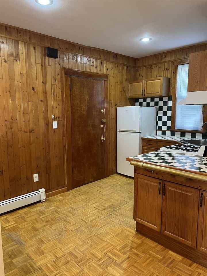 220 Bay St - Photo 3 of 17