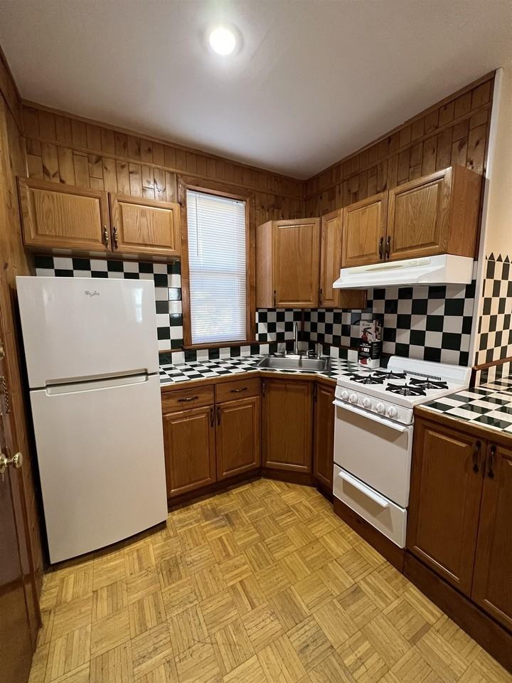 220 Bay St - Photo 4 of 17