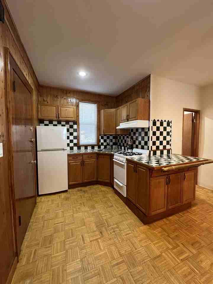 220 Bay St - Photo 5 of 17