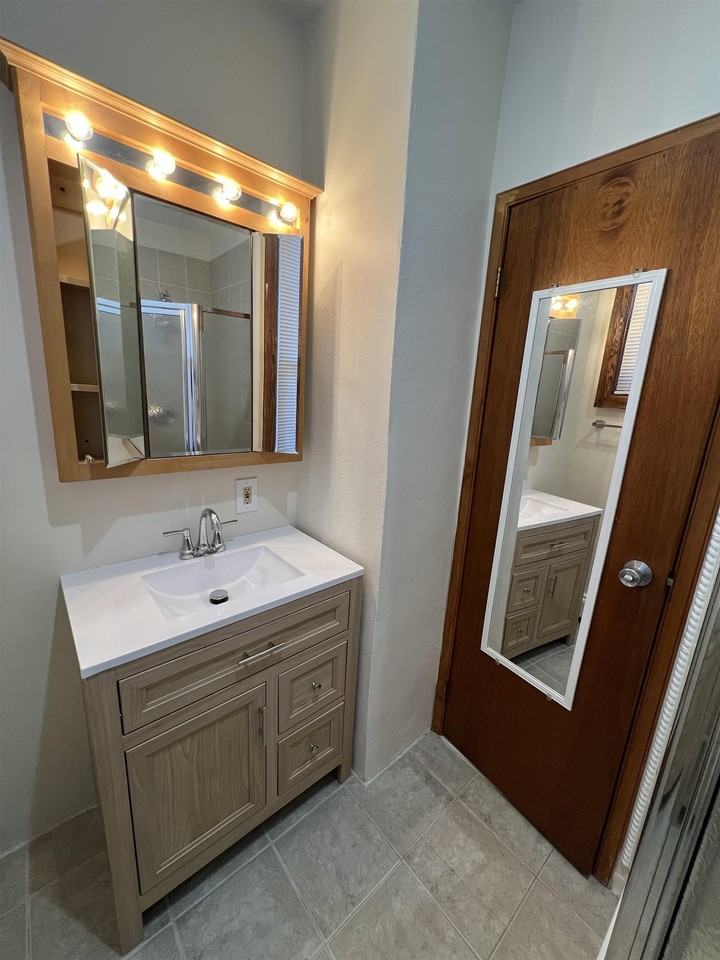 220 Bay St - Photo 6 of 17