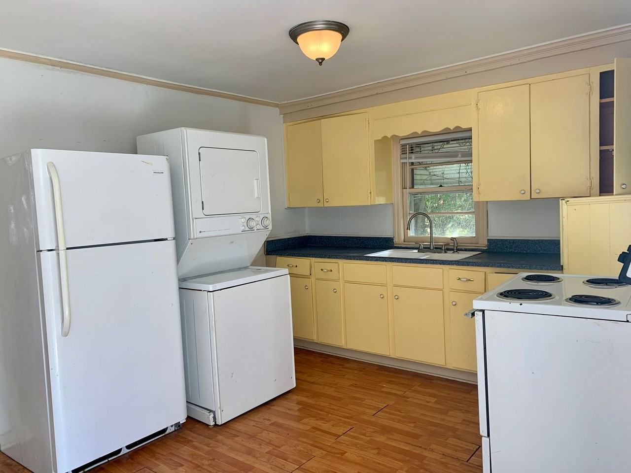1409 Bay St - Photo 3 of 24