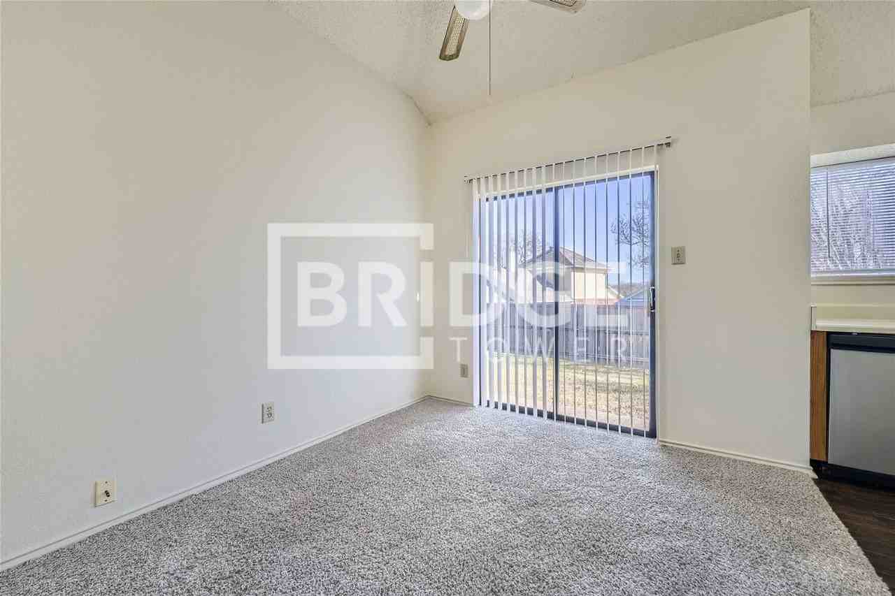 905 Boxwood Dr - Photo 3 of 9