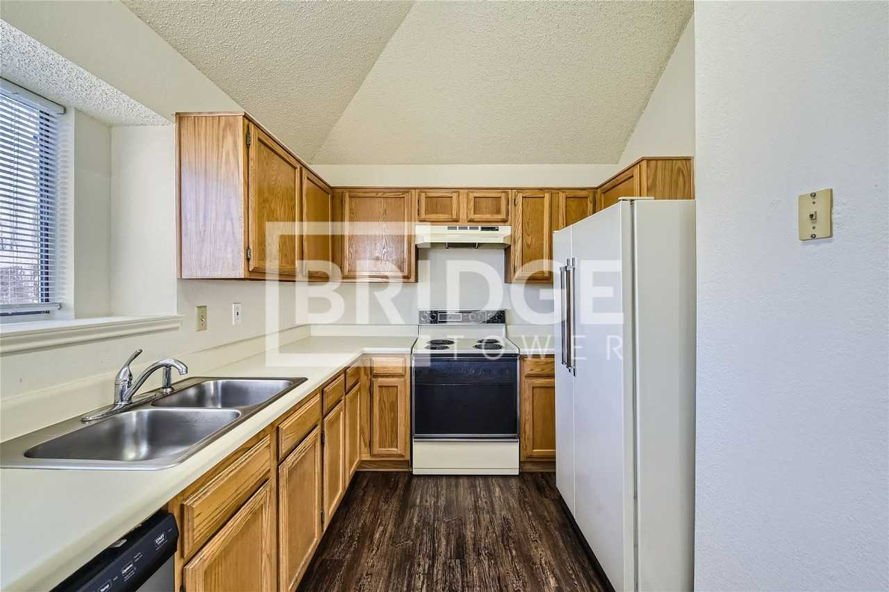 905 Boxwood Dr - Photo 4 of 9