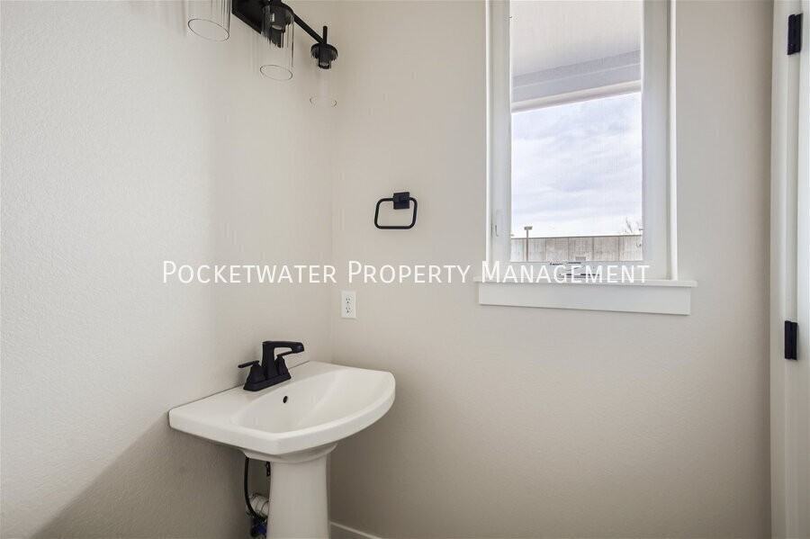 1353 Baker St - Photo 7 of 28