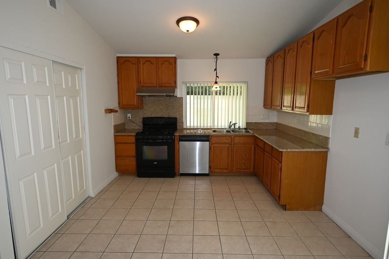 13107 Caravel St - Photo 7 of 18