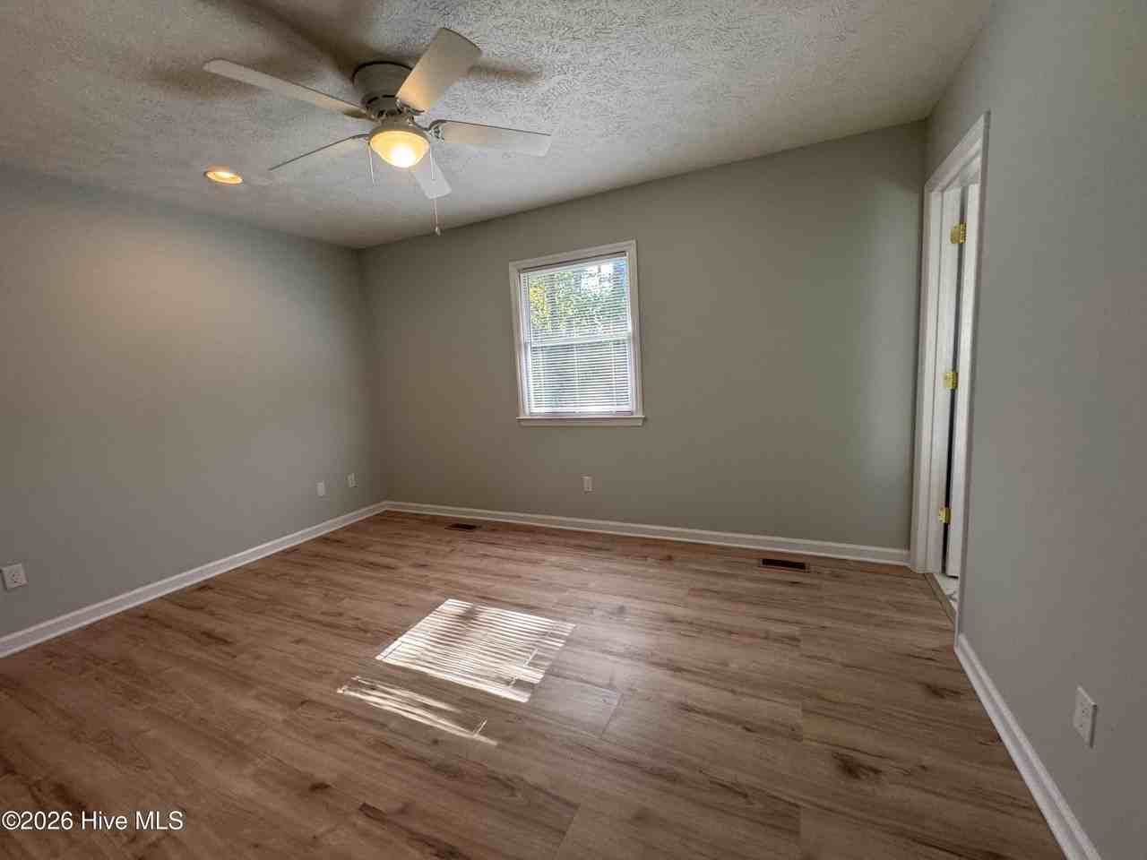 407 Hickory St #UP - Photo 3 of 15