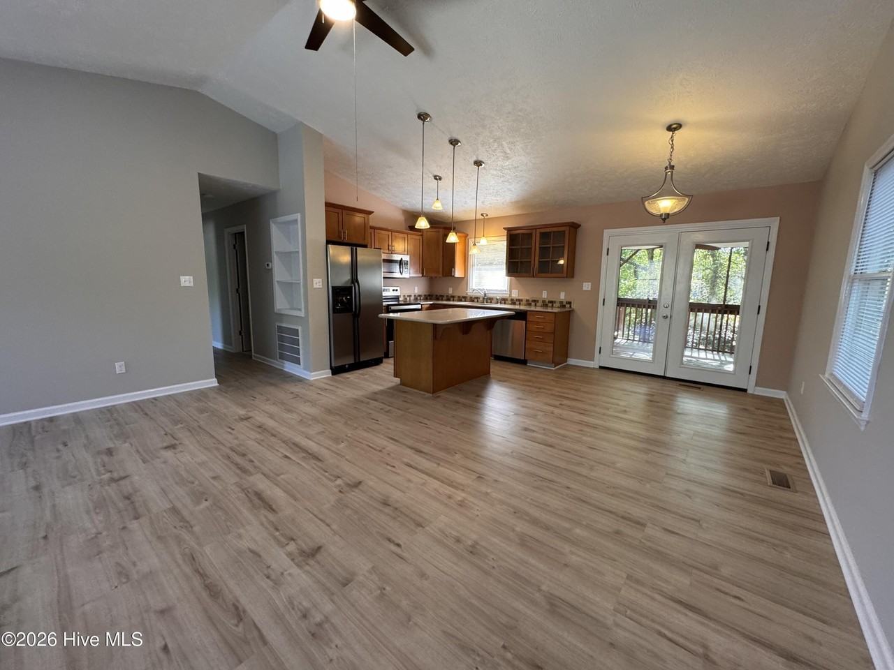 407 Hickory St #UP - Photo 4 of 15