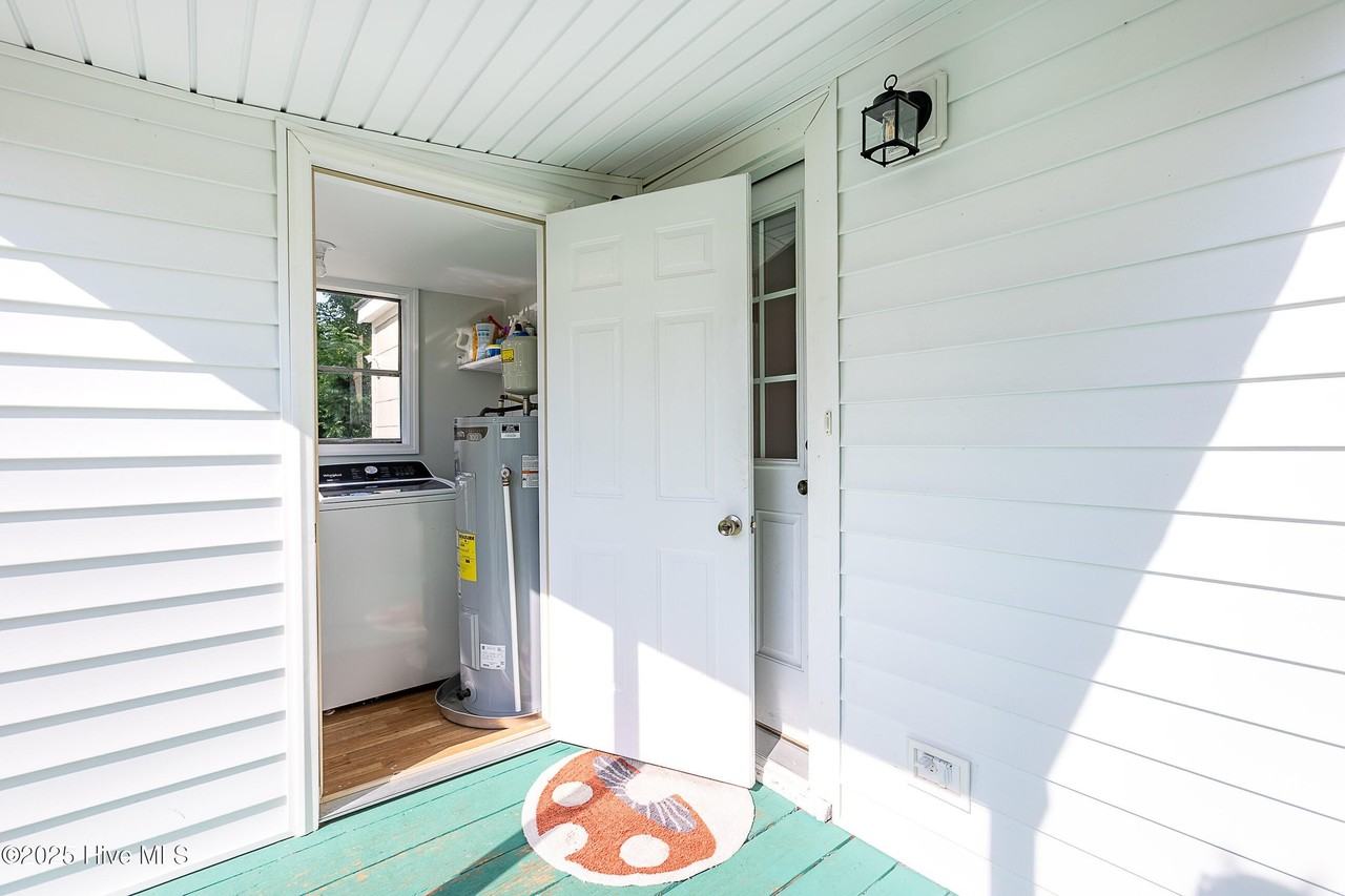 210 Poplar St - Photo 3 of 32