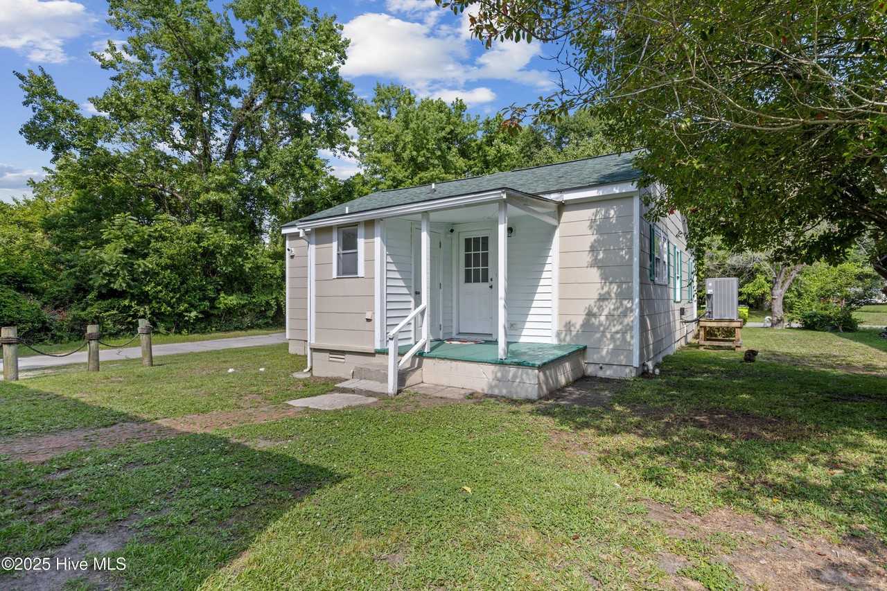 210 Poplar St - Photo 4 of 32