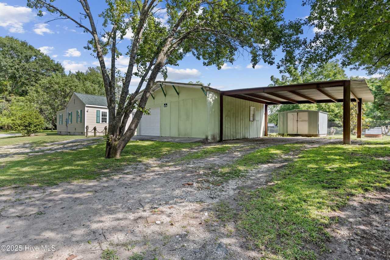 210 Poplar St - Photo 5 of 32