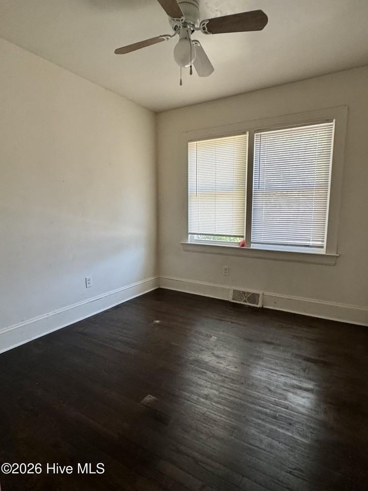 607 E 4th St - Photo 6 of 11