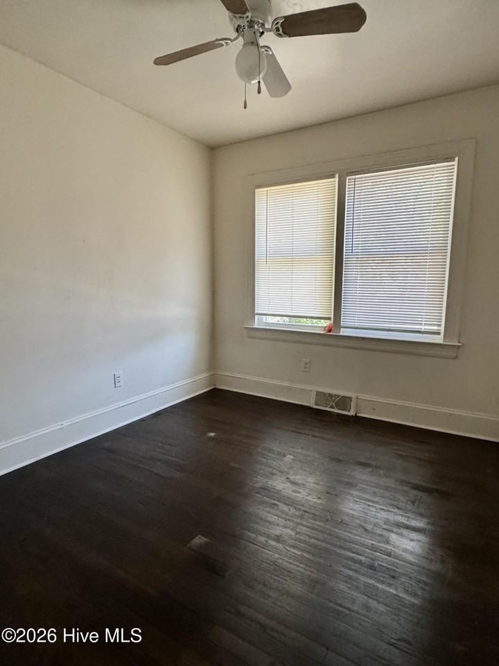 607 E 4th St - Photo 7 of 11