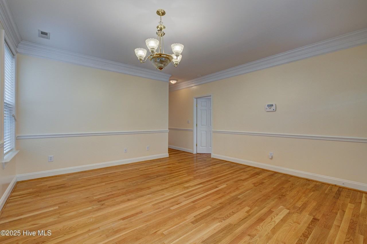 1525 Parmele Dr - Photo 4 of 35