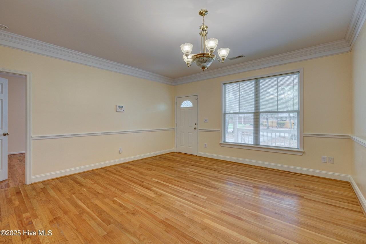 1525 Parmele Dr - Photo 5 of 35