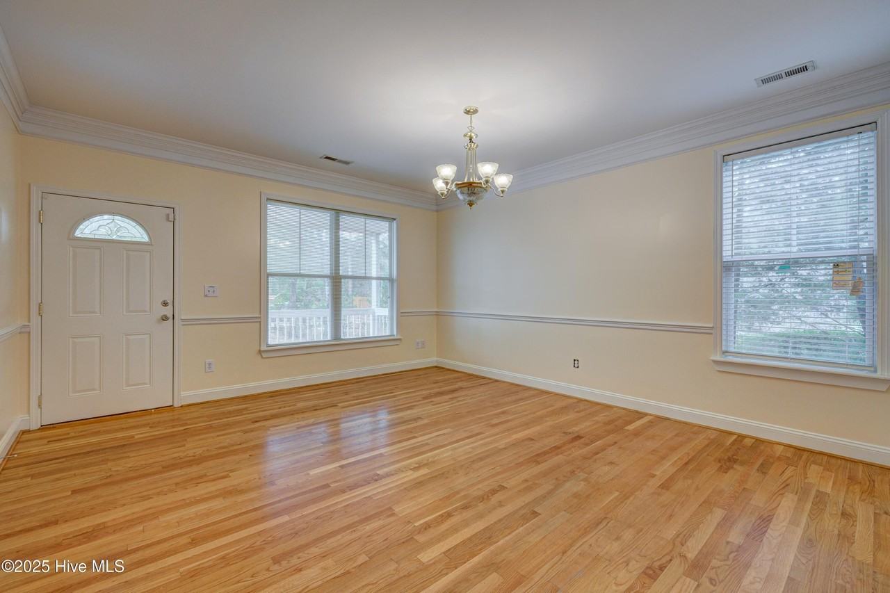 1525 Parmele Dr - Photo 6 of 35