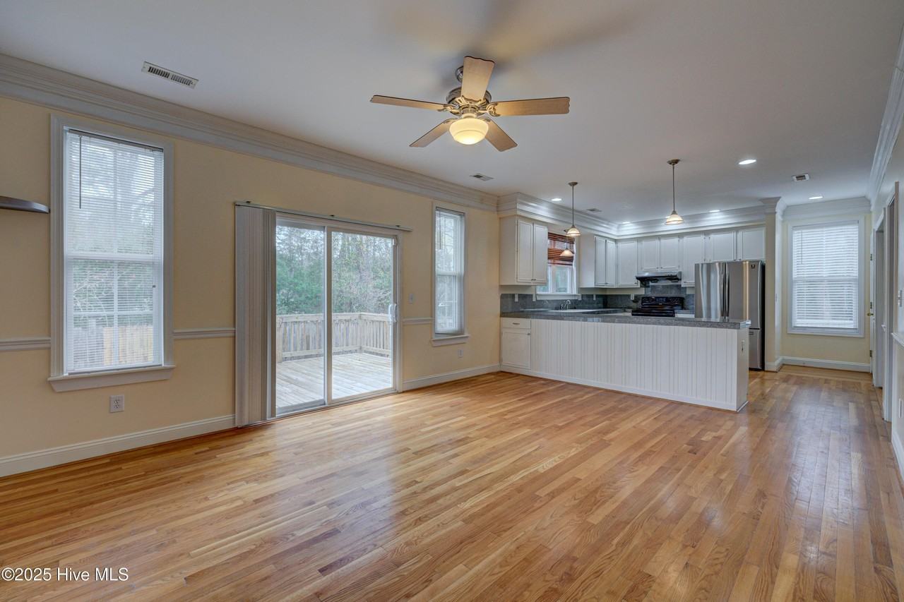 1525 Parmele Dr - Photo 7 of 35