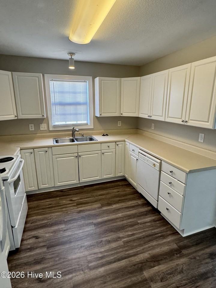 1136 Nicklaus Dr #B - Photo 2 of 15