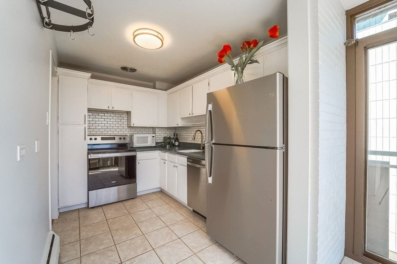 1111 Ash St - Photo 4 of 25