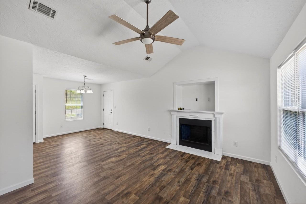 2812 Bennington Dr - Photo 3 of 17