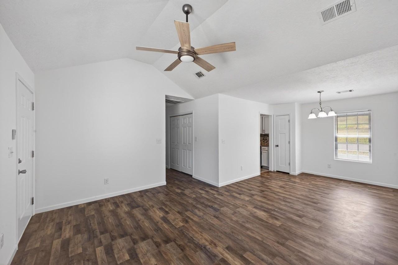 2812 Bennington Dr - Photo 4 of 17