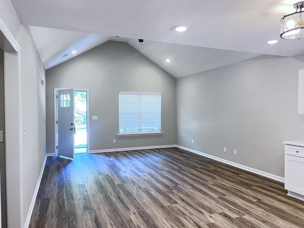 631 Clary St - Photo 2 of 8