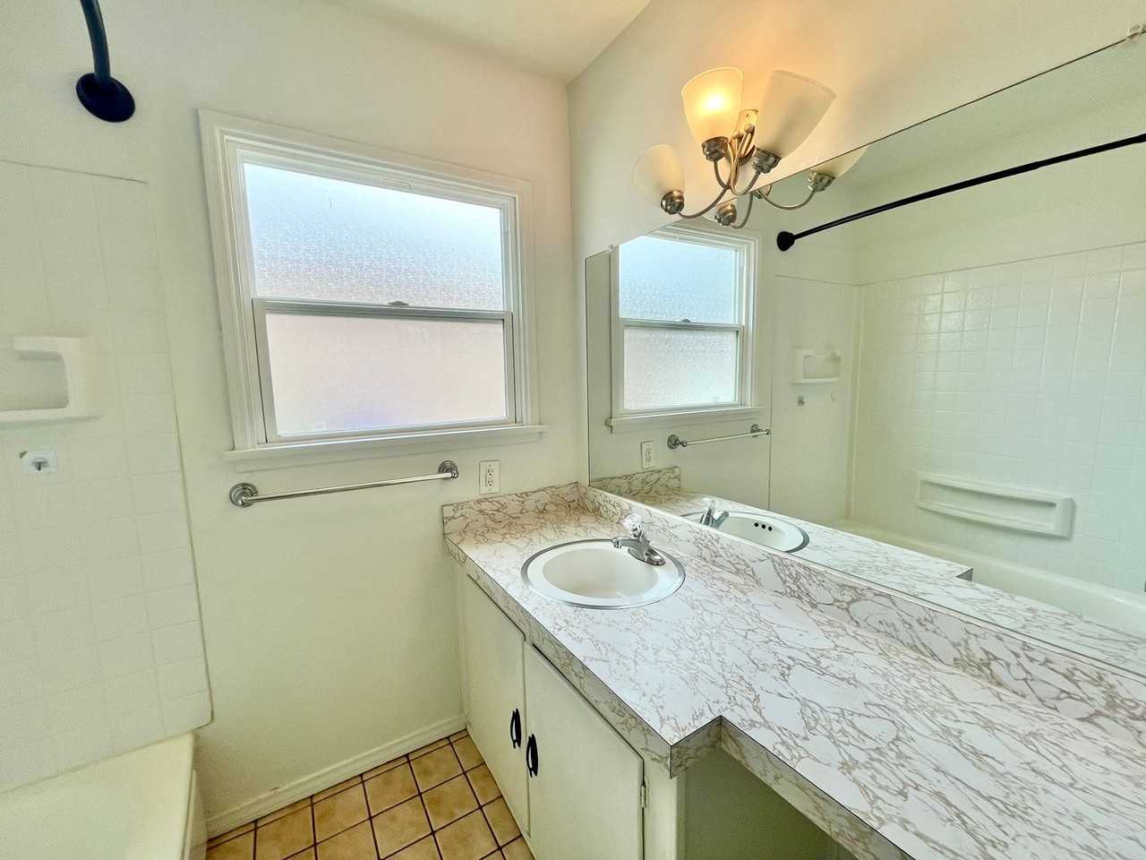1828 Rowan St - Photo 7 of 17