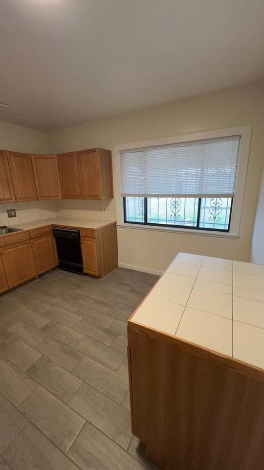 2534 La Veta Dr Ne - Photo 7 of 8