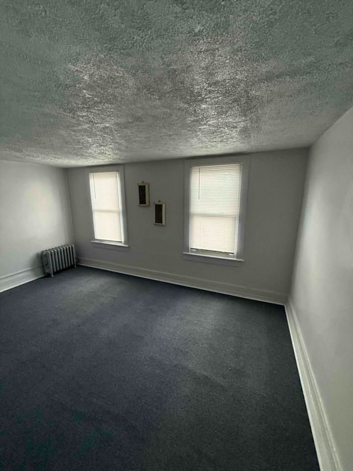 148 S Van Buren Ave - Photo 4 of 9