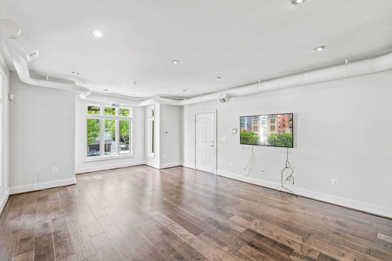 2111 11th St Nw #4 - Photo 3 of 35