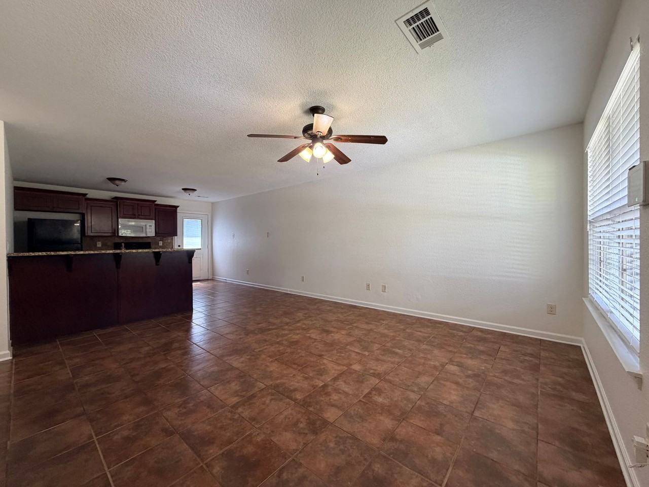 561 Brewer St - Photo 4 of 25