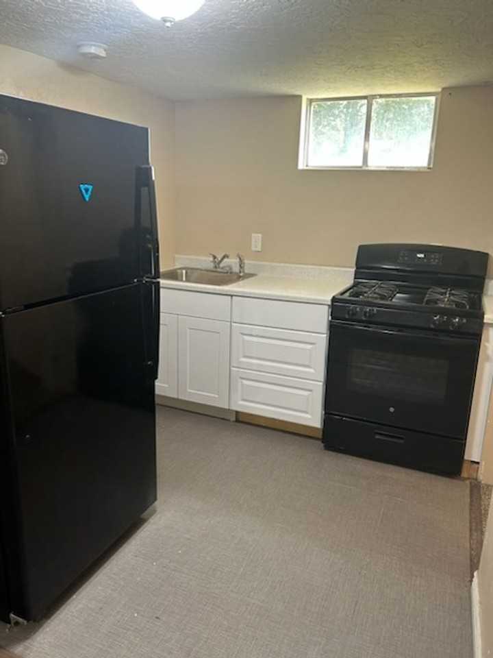 42 S 400 E #B - Photo 3 of 7