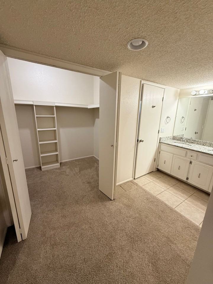 525 Duchess Dr - Photo 5 of 17