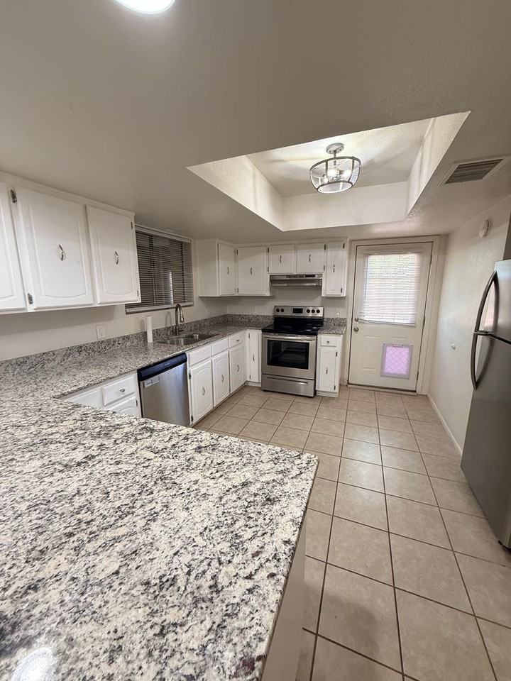 525 Duchess Dr - Photo 7 of 17