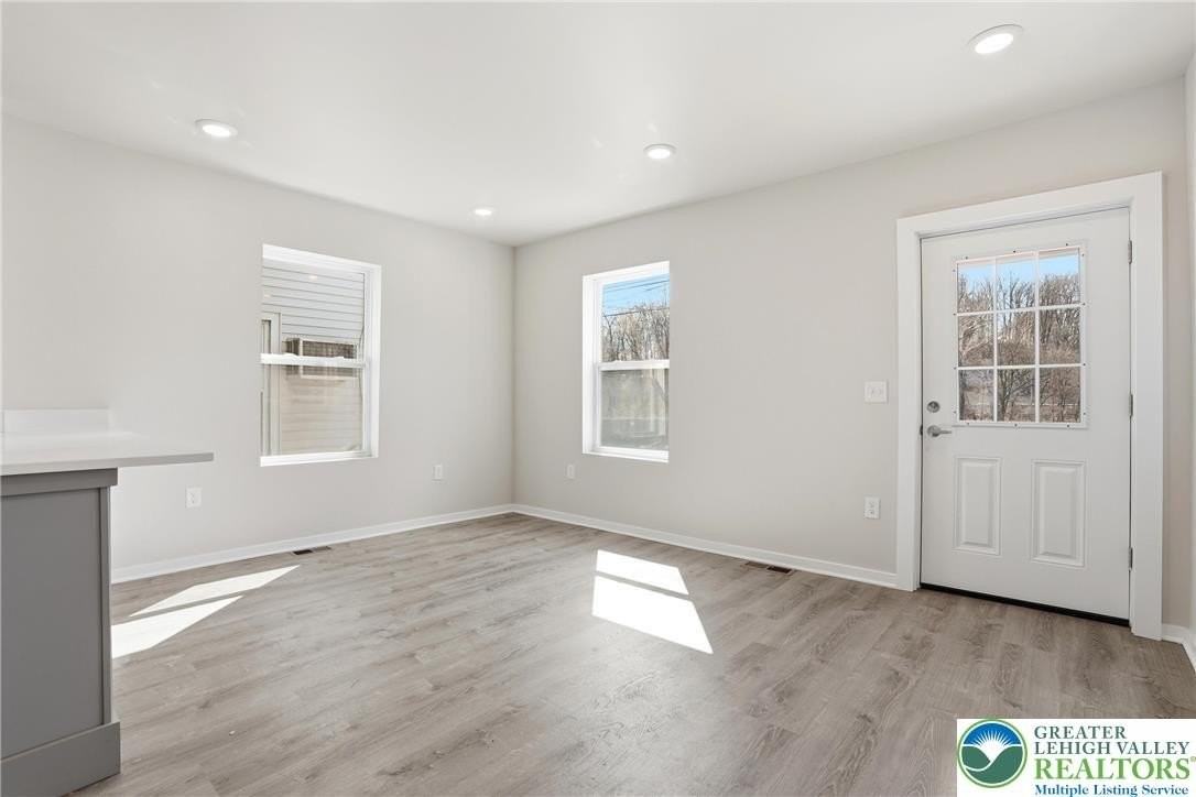 1065 Bushkill Dr - Photo 4 of 33