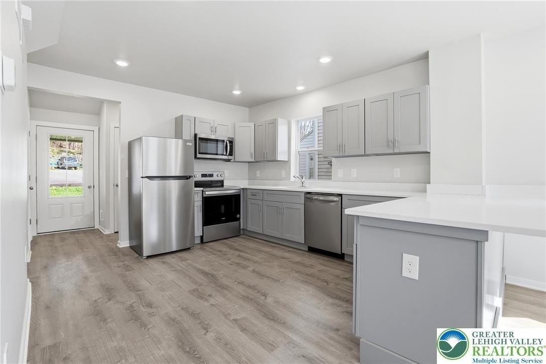 1065 Bushkill Dr - Photo 5 of 33